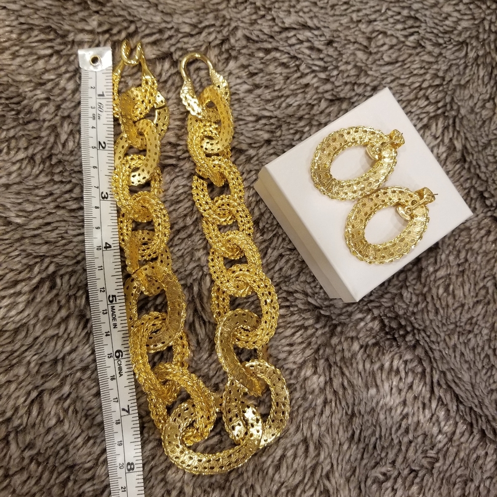 Gold Like Chain Neclace w/Matching Earrings - Picture 3 of 7